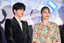志尊淳（左）と広瀬アリス（右）。