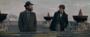 「ファンタスティック・ビーストとダンブルドアの秘密」より、左からジュード・ロウ演じるダンブルドア、エディ・レッドメイン演じるニュート。