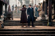 「ファンタスティック・ビーストとダンブルドアの秘密」より、ジェシカ・ウィリアムズ演じるユーラリー(左)。