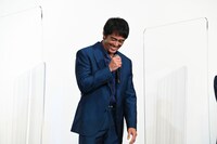 安田顕から「公式ホームページを更新したほうが」と声をかけられ笑う阿部寛。