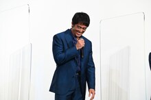 安田顕から「公式ホームページを更新したほうが」と声をかけられ笑う阿部寛。