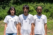 左から副議長役の北村優衣、オペレーター役の磯村勇斗、議長役の宇野祥平。