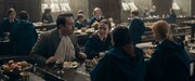 「ファンタスティック・ビーストとダンブルドアの秘密」より、ダン・フォグラー演じるジェイコブ(左)。