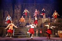 「墓場、女子高生」