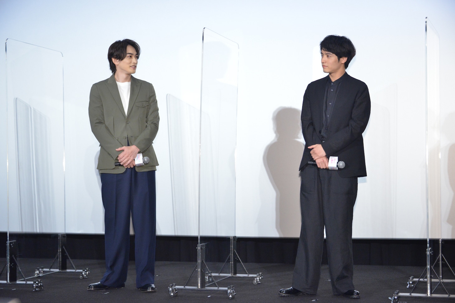 左から町田啓太、赤楚衛二。
