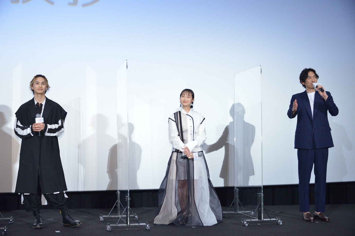 左から草川拓弥、佐藤玲、鈴之助。