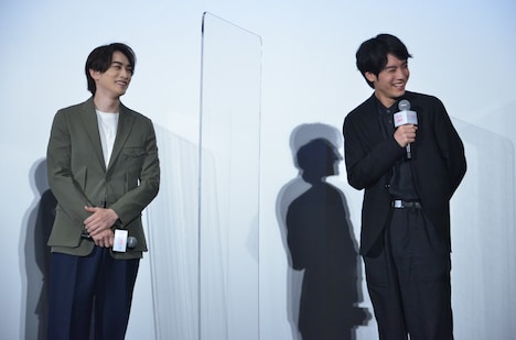 左から町田啓太、赤楚衛二。