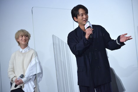 左からゆうたろう、浅香航大。