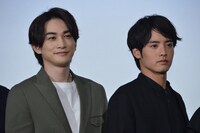 左から町田啓太、赤楚衛二。