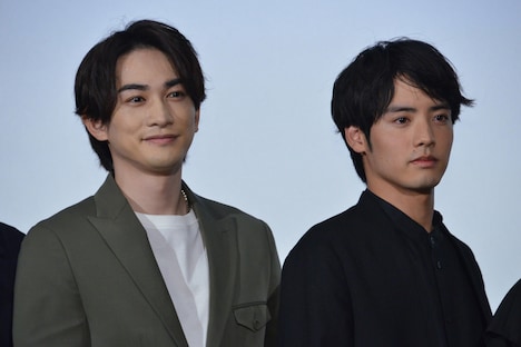 左から町田啓太、赤楚衛二。