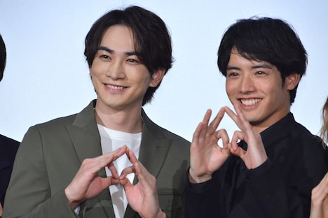 左から町田啓太、赤楚衛二。