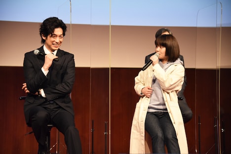 左からディーン・フジオカ、岸井ゆきの。