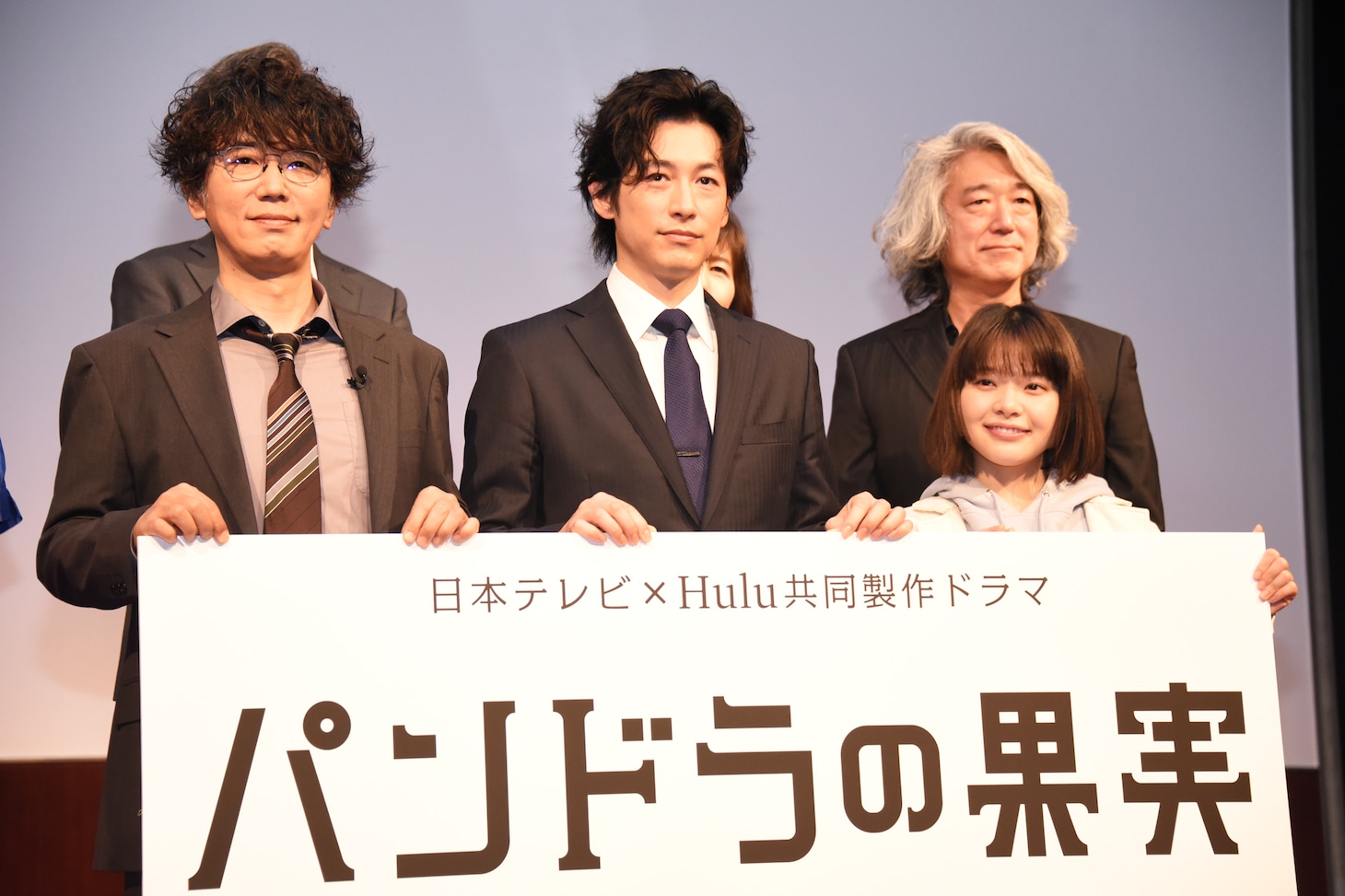 手前左からユースケ・サンタマリア、ディーン・フジオカ、岸井ゆきの。