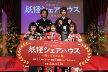 前列左から池谷のぶえ、小芝風花、松本まりか。後列左から毎熊克哉、大倉孝二。