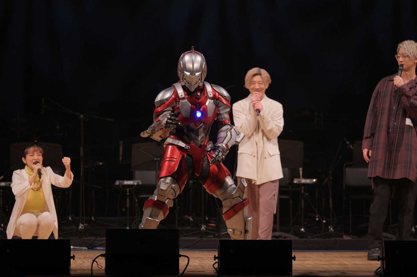 ポーズを決めるULTRAMAN（中央）。