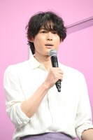 雑談をしていたら、出番の合図に気付かなかったそうで「ぬるっと出てきちゃった」と挨拶する松村北斗。なおフォトセッション前の再登壇時も合図がわからなかったという。