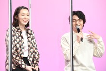 左から飯豊まりえ、本気で読書をした影響で首を痛めたという岡山天音。