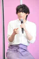 藤木直人が持参したルービックキューブのなめらかさを、当時の驚きを再現しながら伝える松村北斗。