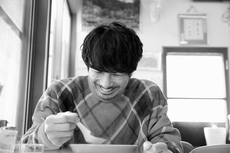 「眞島秀和PHOTO BOOK Home」より。