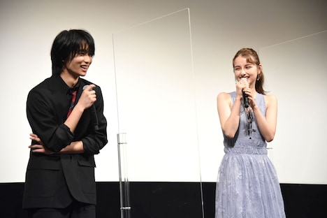 左から奥平大兼、嵐莉菜。