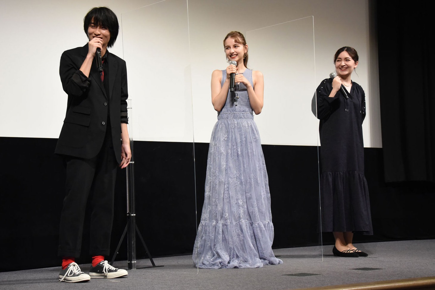 左から奥平大兼、嵐莉菜、川和田恵真。