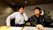 左から今井隆文、松尾諭。