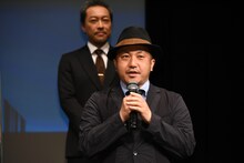 白石和彌（手前）