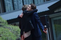 再会のハグを交わすエディ・レッドメイン（左）と宮野真守（右）。