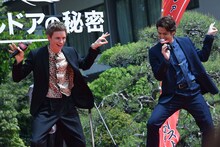 マンティコアの“カニダンス”を披露するエディ・レッドメイン（左）と宮野真守（右）。