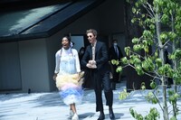 ファンの前に姿を現したジェシカ・ウィリアムズ（左）、エディ・レッドメイン（右）。