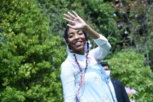 ファンに手を振るジェシカ・ウィリアムズ。