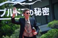 ファンに手を振るエディ・レッドメイン。