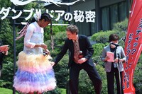 ジェシカ・ウィリアムズ（左）の衣装に興味津々のエディ・レッドメイン（右）。