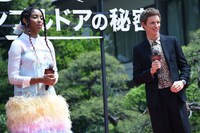 左からジェシカ・ウィリアムズ、エディ・レッドメイン。