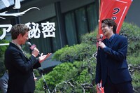 左からエディ・レッドメイン、宮野真守。