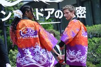 観客に法被姿を披露するジェシカ・ウィリアムズ（左）、エディ・レッドメイン（右）。