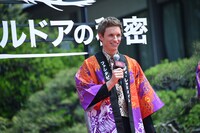 法被をプレゼントされたエディ・レッドメイン。