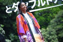 法被をプレゼントされたジェシカ・ウィリアムズ。