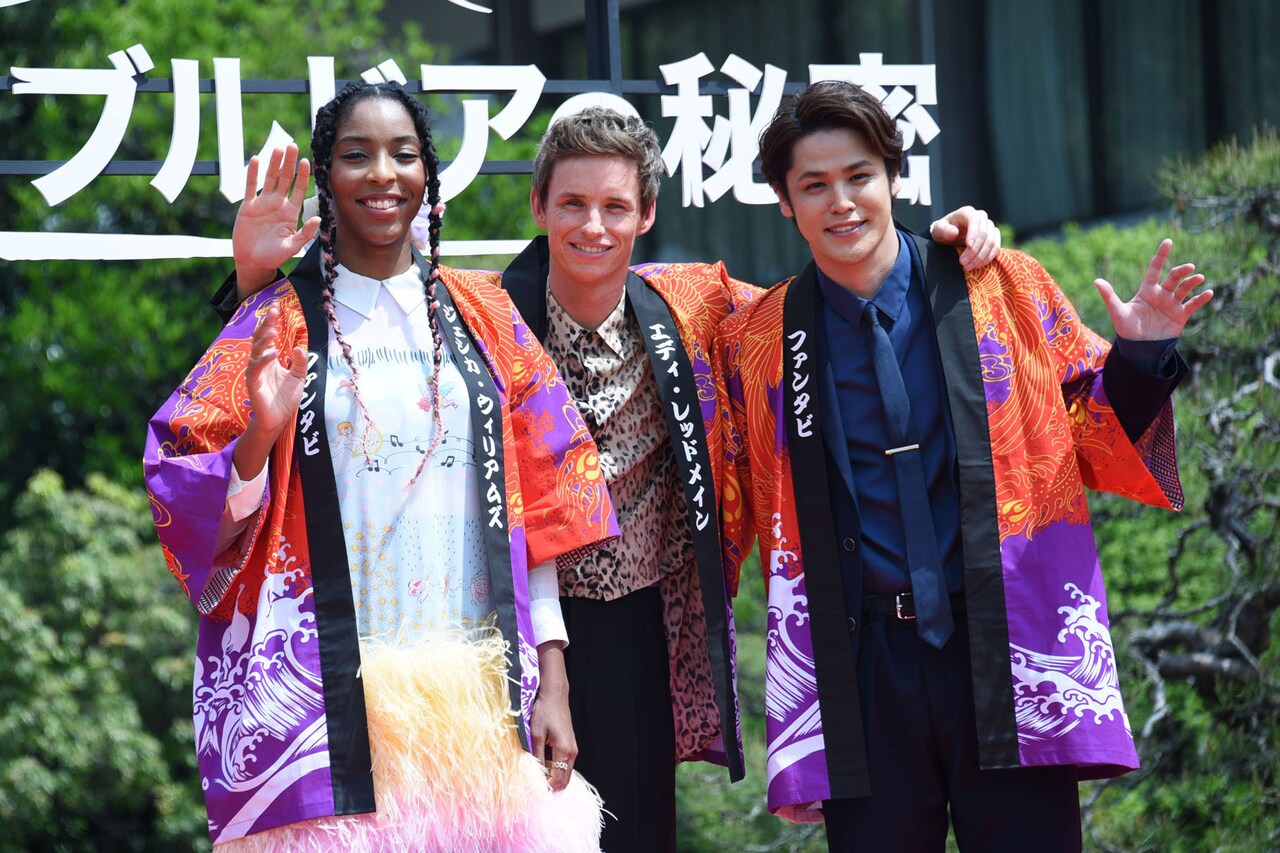 エディ・レッドメインと宮野真守が久々の再会でハグ、息ぴったりの“カニダンス”披露