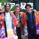 エディ・レッドメインと宮野真守が久々の再会でハグ、息ぴったりの“カニダンス”披露