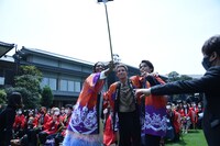 ファンと記念撮影するゲストたち。