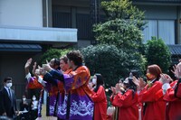 三本締めを行う様子。