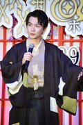 和服での登壇を喜ぶ神木隆之介。