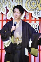 和服での登壇を喜ぶ神木隆之介。