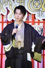 和服での登壇を喜ぶ神木隆之介。