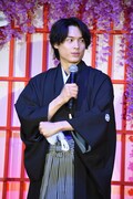 なかやまきんに君の「パワー」を控えめに披露する松村北斗。なお彼は挨拶の際に「今日は一笑いだけでも取って帰りたい」と意気込んでいた。