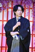なかやまきんに君の「パワー」を控えめに披露する松村北斗。なお彼は挨拶の際に「今日は一笑いだけでも取って帰りたい」と意気込んでいた。