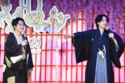 神木隆之介（左）と宿泊したスイートルームの広さを伝え、「友達っぽいというか、すごく楽しかった」とうれしそうに振り返る松村北斗（右
）。
