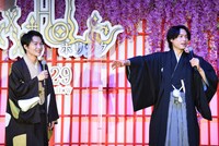 神木隆之介（左）と宿泊したスイートルームの広さを伝え、「友達っぽいというか、すごく楽しかった」とうれしそうに振り返る松村北斗（右
）。