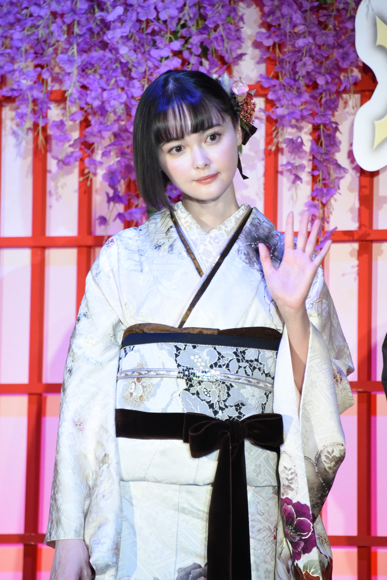 カメラに手を振る玉城ティナ。